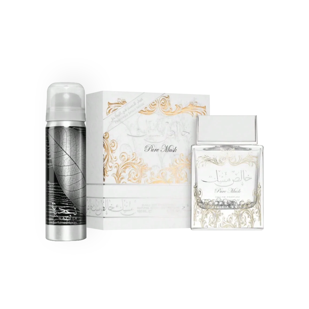 Coffret Parfum Pure Musk de Lattafa comprenant un flacon de parfum et un désodorisant en spray, présenté dans un emballage raffiné blanc et doré avec des motifs élégants.