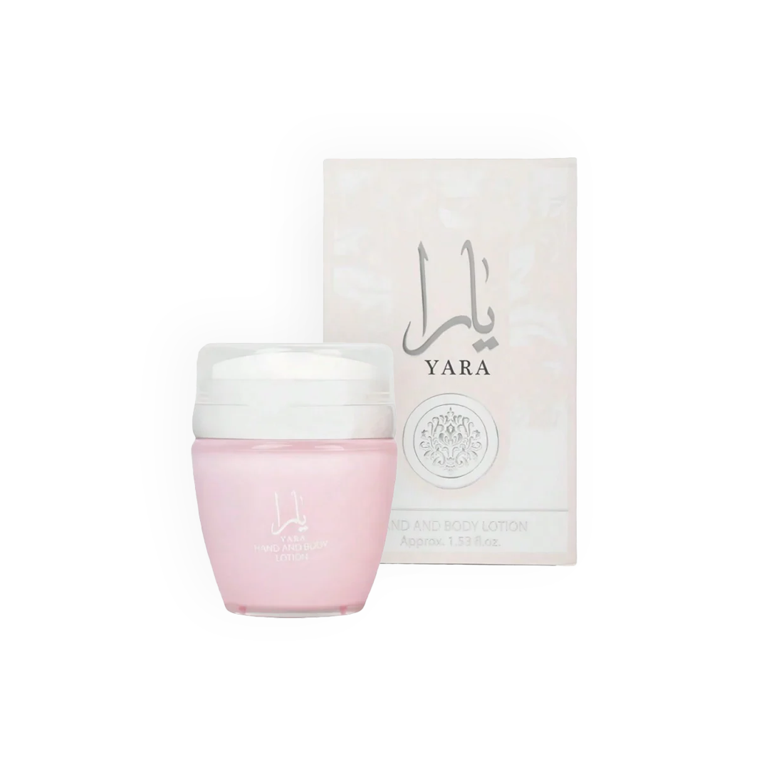 Packshot du parfum Yara 50 ml par Lattafa, mettant en avant un flacon transparent aux reflets rosés avec un bouchon argenté élégant, accompagné d'une boîte rose pastel ornée de motifs floraux délicats, symbolisant la douceur et la féminité.