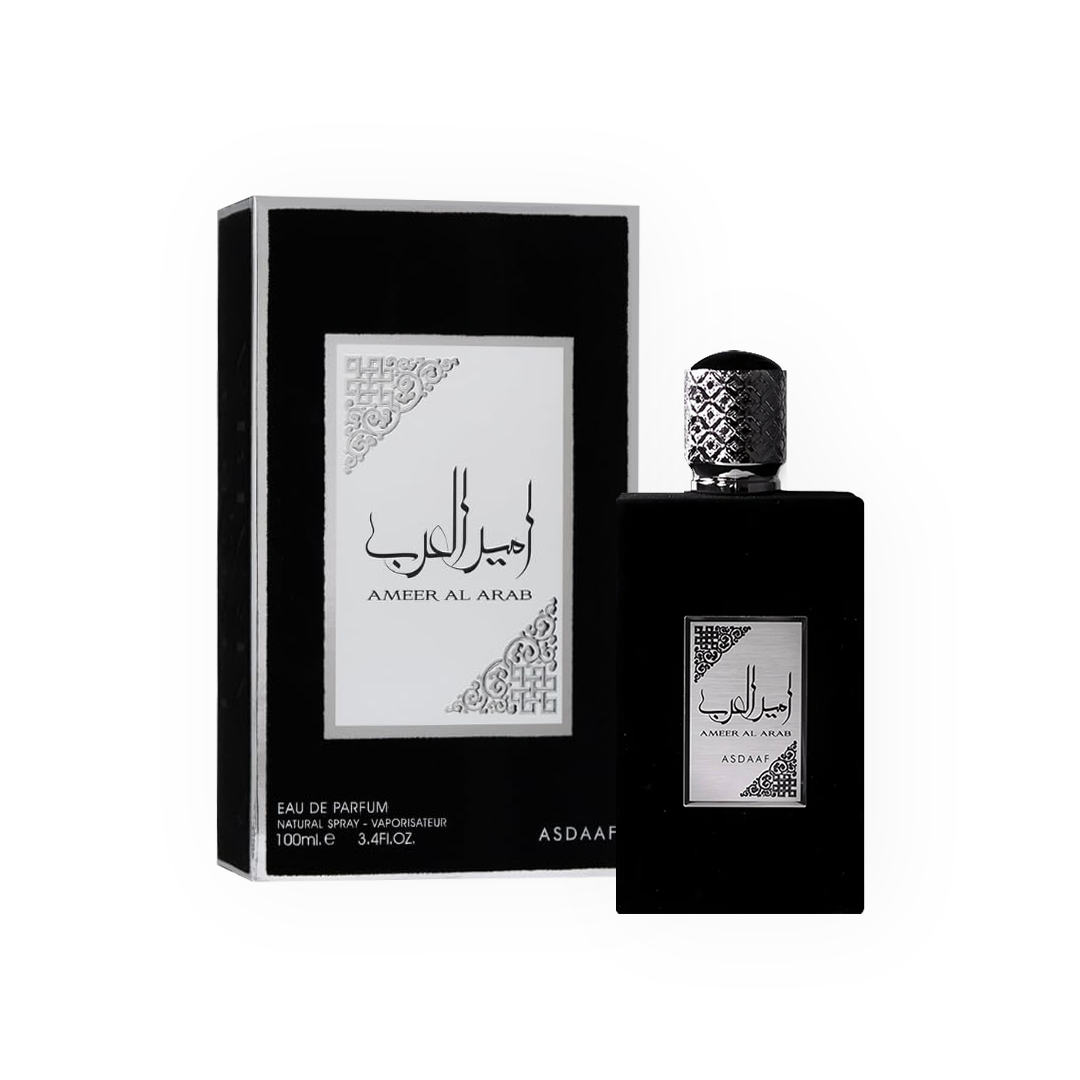 Packshot du parfum Ameer Al Arab Noir 100 ml par Asdaaf, avec un flacon noir mat aux détails argentés et un bouchon gravé raffiné, accompagné d'une boîte élégante noire et blanche avec des motifs géométriques, incarnant le luxe et la sophistication.