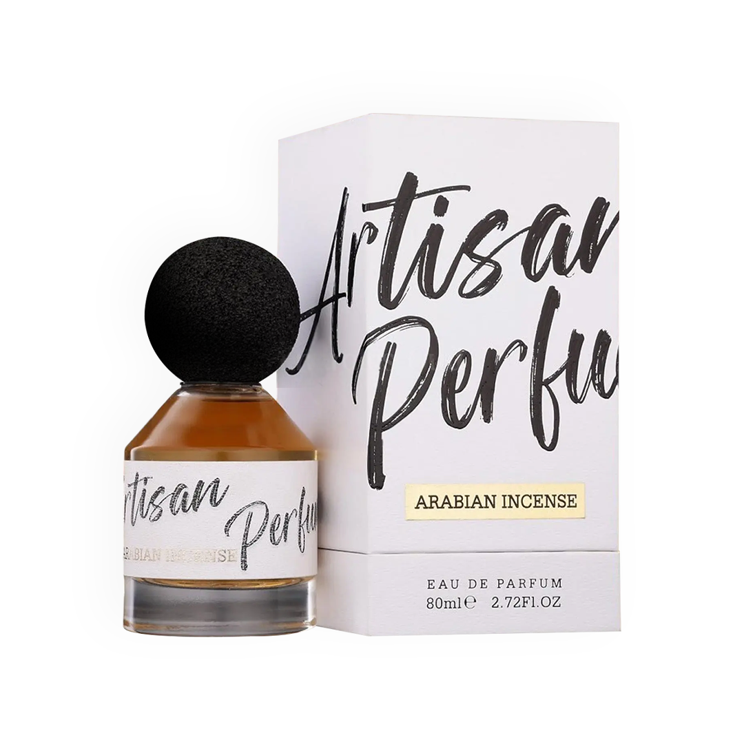 Packshot du parfum Artisan Perfume Arabian Incense 80 ml par Fragrance World, présenté dans un flacon élégant avec un bouchon sphérique noir et une étiquette manuscrite stylisée, accompagné d'une boîte blanche minimaliste, reflétant une allure artisanale et authentique.