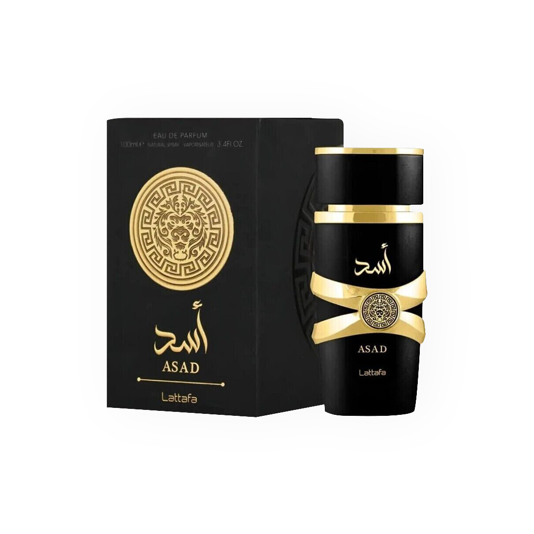 Packshot du parfum Asad 100 ml par Lattafa, avec une bouteille noire élégante ornée de détails dorés et un ruban sophistiqué, accompagnée d'une boîte noire au design doré luxueux, évoquant puissance et raffinement.