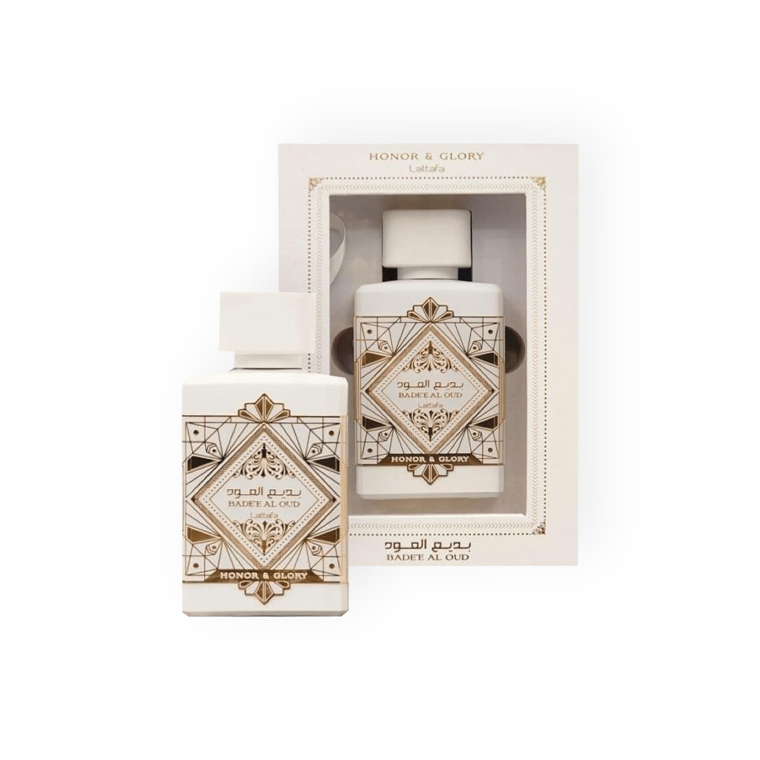 Flacon blanc immaculé de parfum Badee Al Oud Honor & Glory 100ml, présenté dans un coffret blanc orné de détails dorés sophistiqués, signé Lattafa.