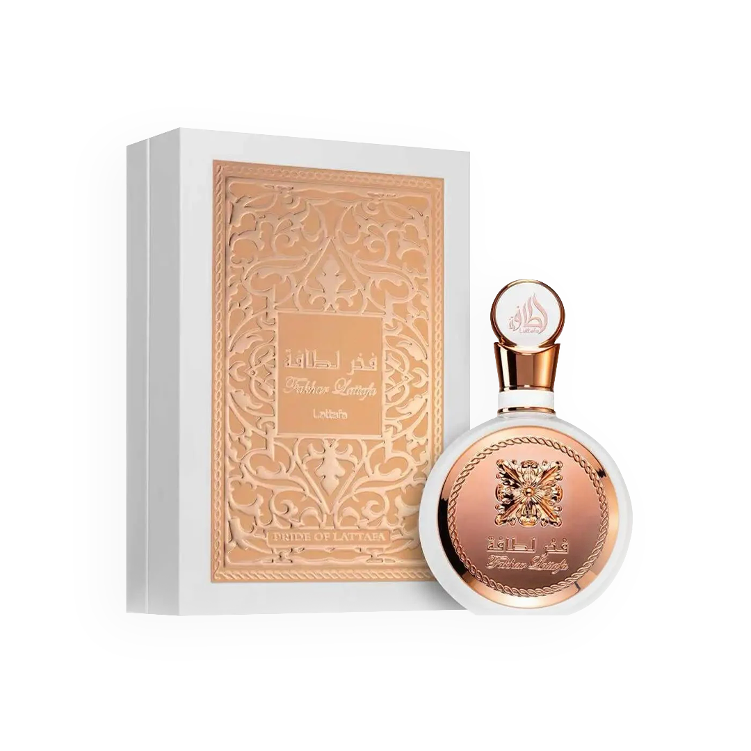 Packshot du parfum Fakhar 100ml de Lattafa avec un flacon rond orné de détails dorés, accompagné de sa boîte blanche décorée de motifs arabesques élégants.