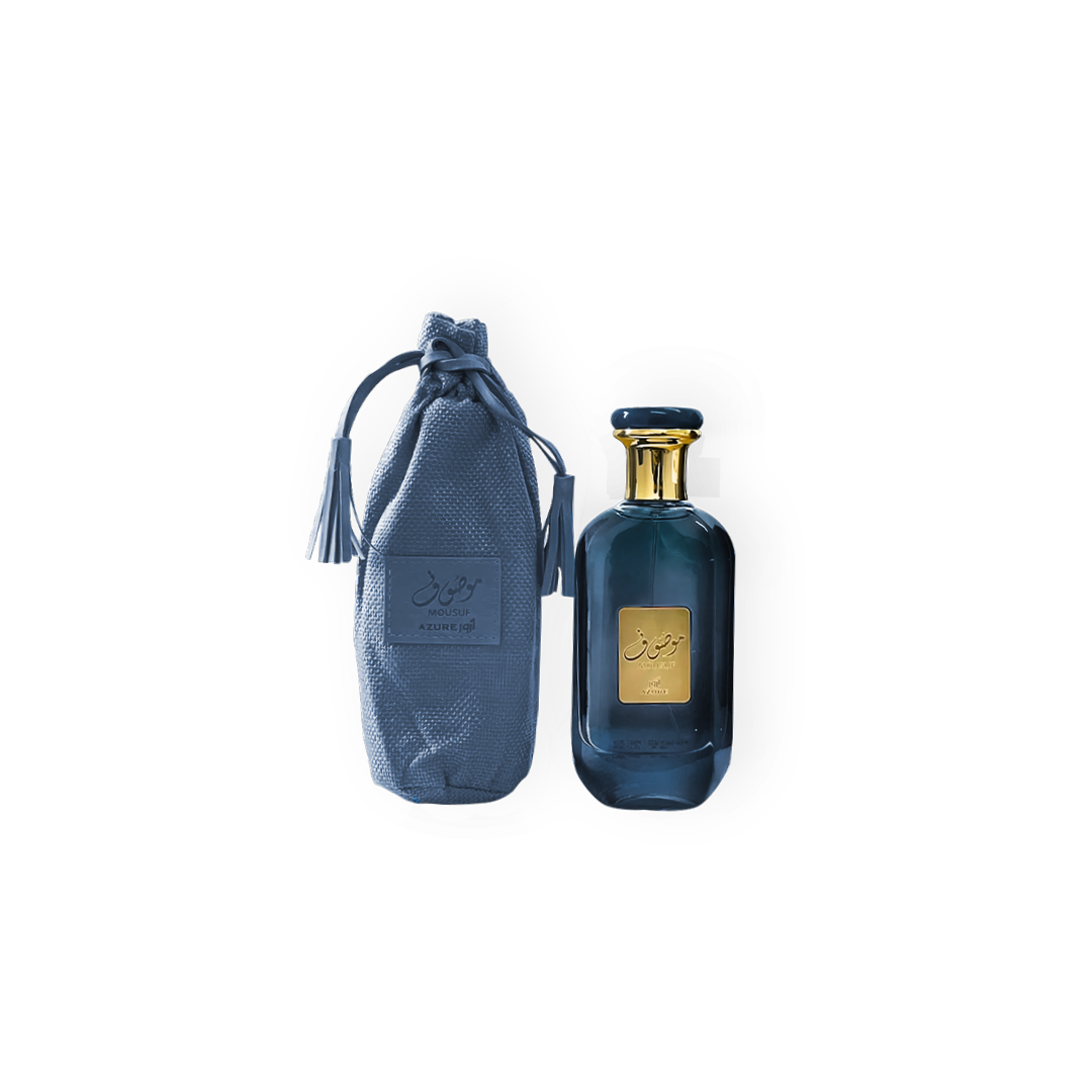 Packshot du parfum Mousuf Azure 100 ml par Ard Al Zaafaran, avec un flacon en verre bleu profond orné de détails dorés et une pochette en toile bleue élégante avec cordons en tissu, évoquant une fragrance luxueuse et sophistiquée.