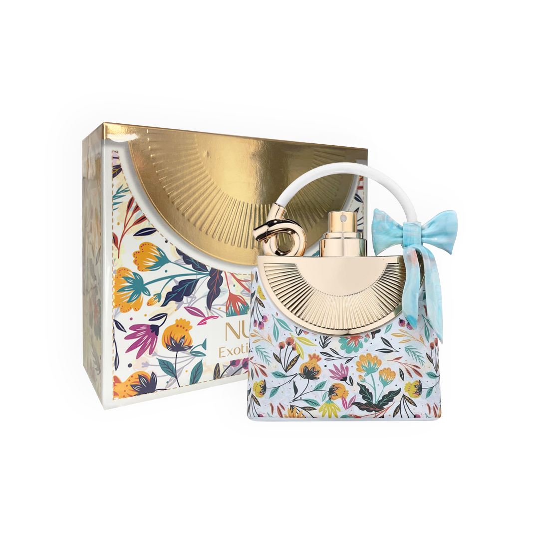 Parfum Nudo Exotic Flowers 100ml par Fragrance World, présenté dans une boîte ornée de motifs floraux colorés, avec un flacon en forme de sac à main doré décoré d'un ruban bleu pastel.