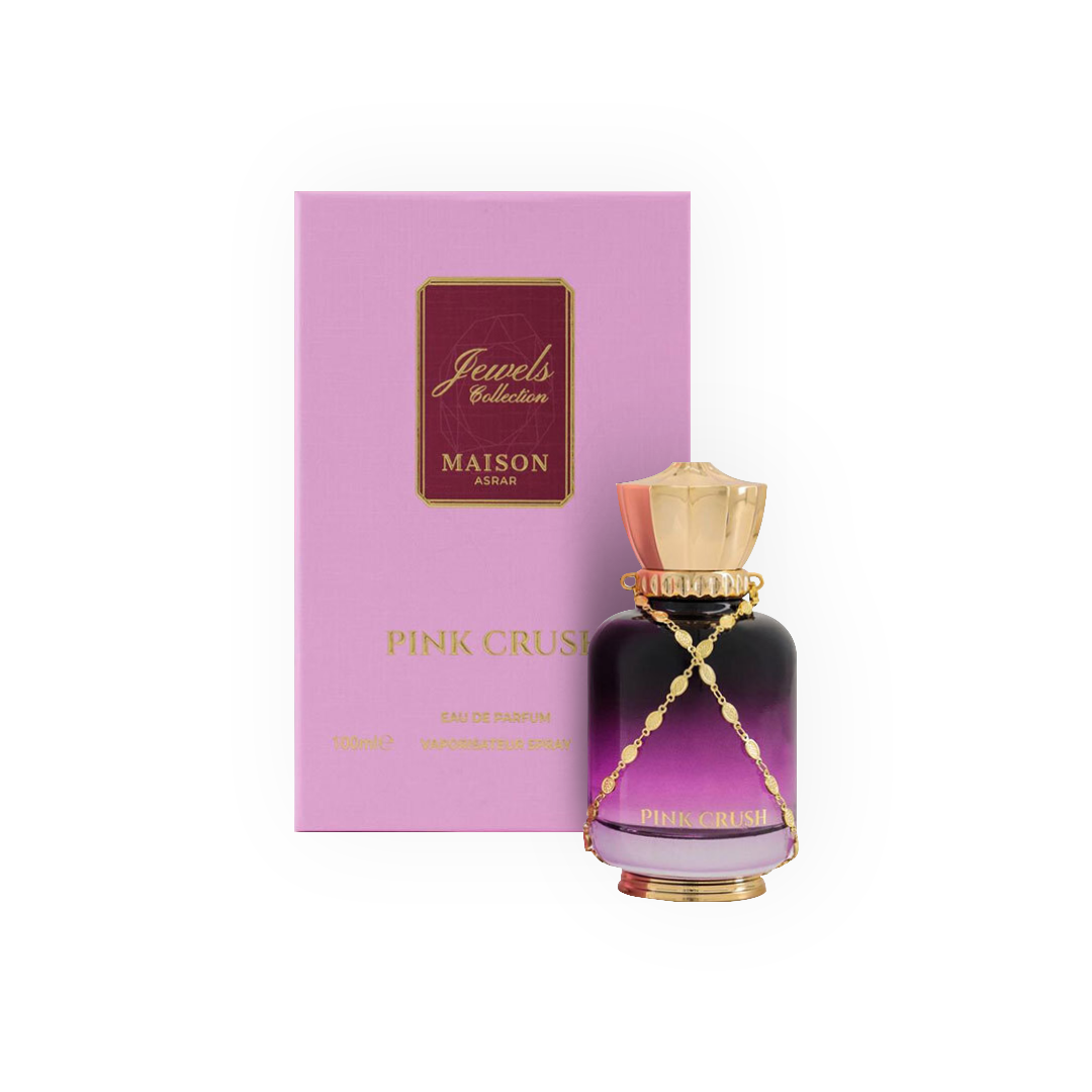 Coffret de parfum avec boîte rose ornée d'un cadre doré et bouteille dégradée de violet à noir, accentuée par une chaîne dorée élégante.