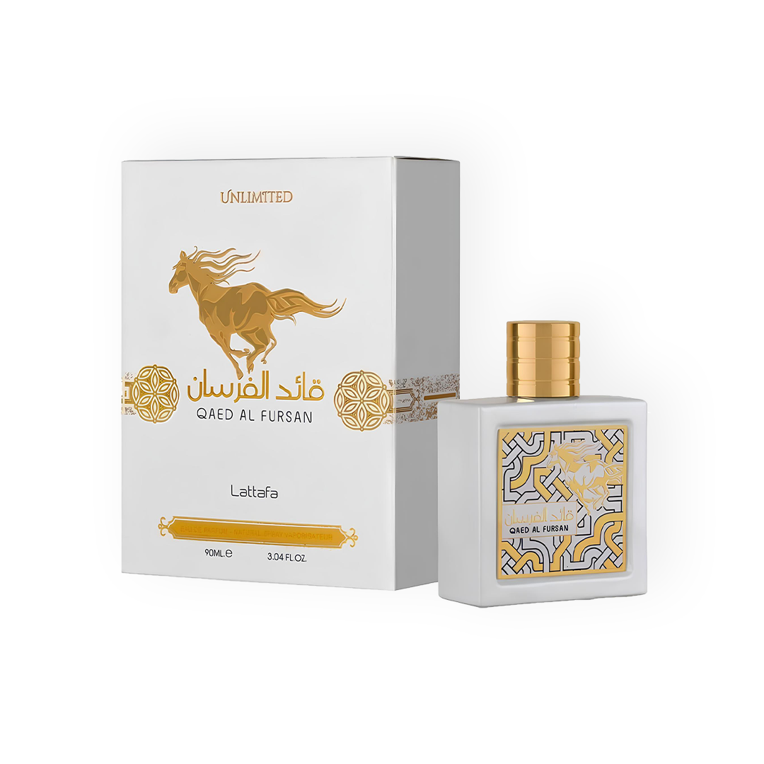 Flacon de parfum Qaed Al Fursan White de Lattafa avec son packaging blanc et doré. Le flacon rectangulaire blanc est agrémenté d'une étiquette dorée aux motifs élégants, représentant un cheval en mouvement. La boîte blanche, ornée de détails dorés et du texte 'Unlimited', reflète une esthétique raffinée et luxueuse.