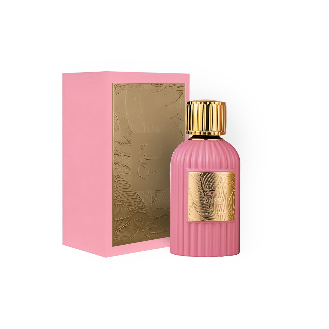 Image du flacon de parfum Qissa 100ml de Paris Corner, avec un design rose élégant, un bouchon doré et des détails raffinés en relief sur la bouteille, accompagnée de son emballage assorti rose et doré.