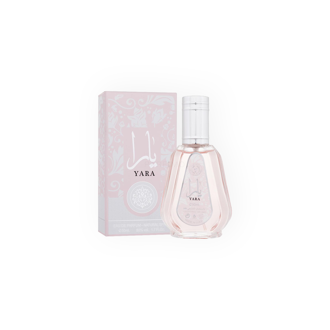 Packshot du parfum Yara 50 ml par Lattafa, mettant en avant un flacon transparent aux reflets rosés avec un bouchon argenté élégant, accompagné d'une boîte rose pastel ornée de motifs floraux délicats, symbolisant la douceur et la féminité.