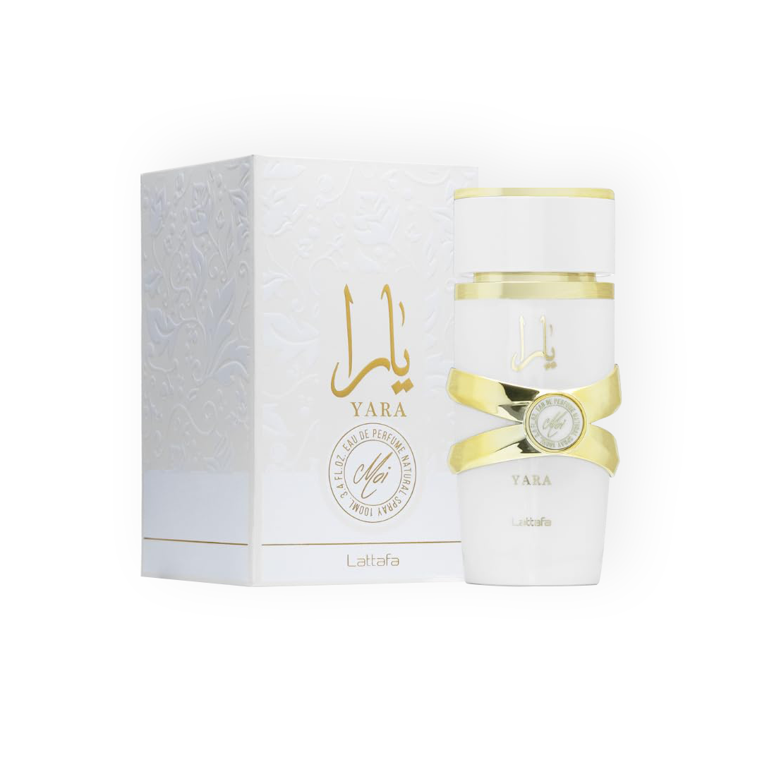 Packshot du parfum Yara Moi 100 ml par Lattafa, mettant en avant une bouteille blanche élégante avec des détails dorés et un ruban raffiné, accompagnée d'une boîte blanche ornée de motifs floraux subtils et dorés, pour une présentation sophistiquée et lumineuse.