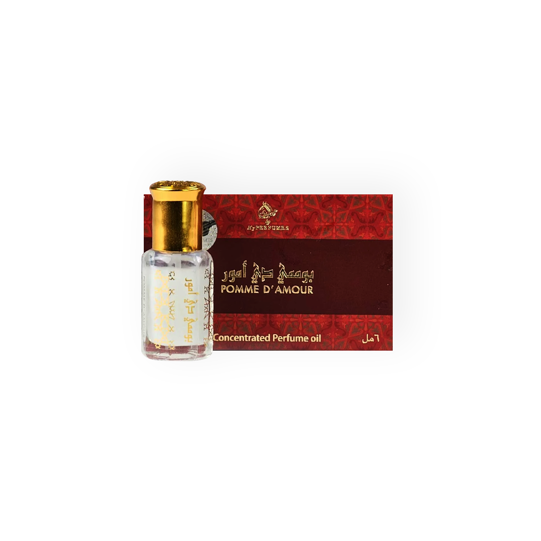 Flacon d'huile parfumée transparent avec un bouchon doré élégant, accompagné d'une boîte rouge ornée de motifs texturés et du texte doré "Pomme d'Amour". Parfum concentré au caractère fruité et sucré.