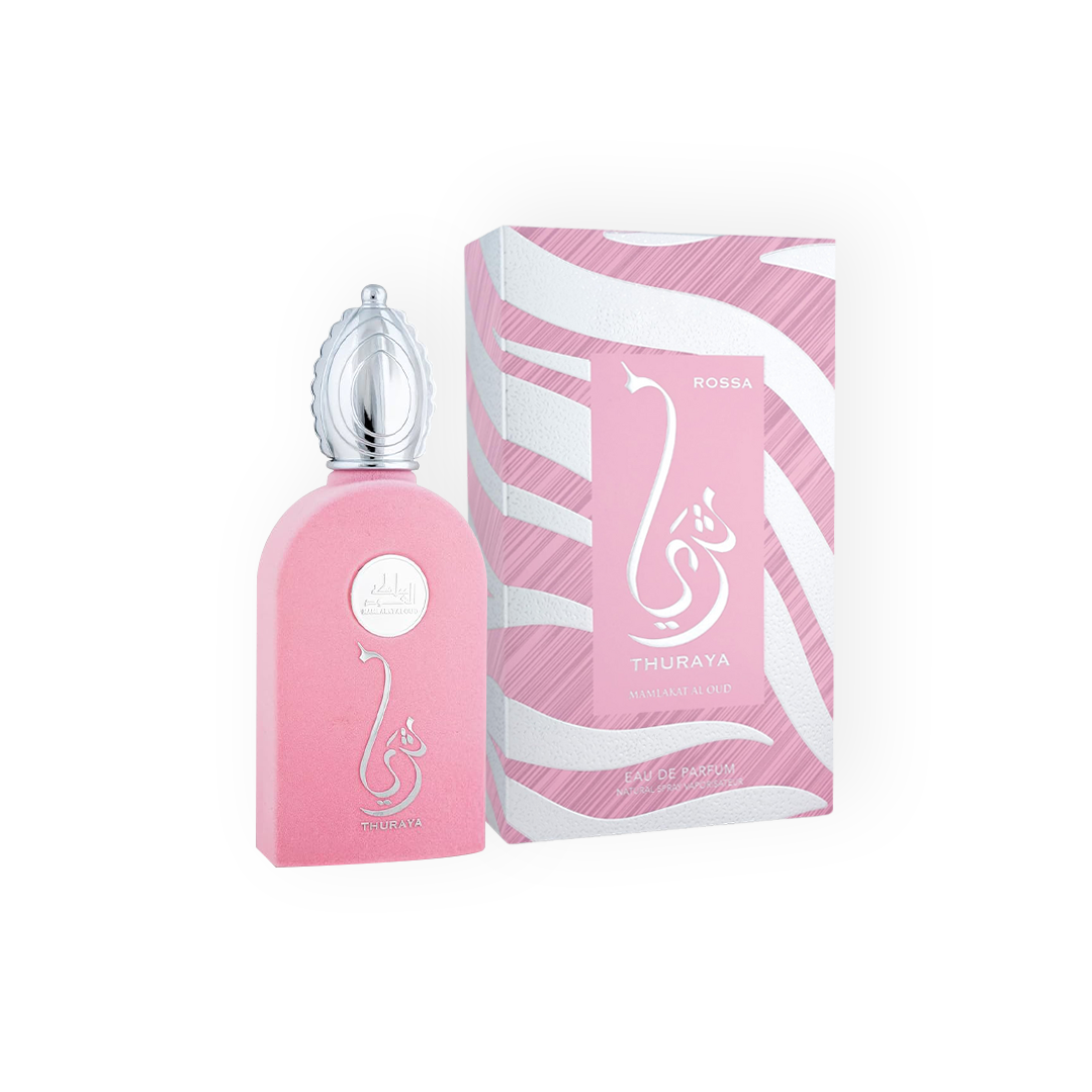 Coffret élégant avec une boîte aux motifs zébrés blancs et roses, accompagné d'une bouteille rose poudré raffinée avec des inscriptions et ornements argentés, et un bouchon décoratif argenté sophistiqué.