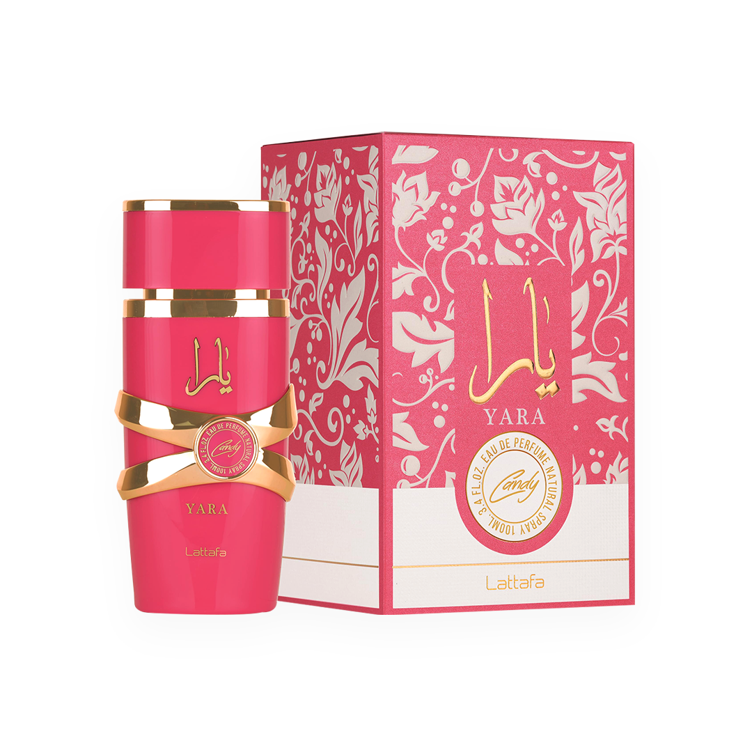 Packshot du parfum Yara Candy 100ml de Lattafa avec un flacon rose et des ornements dorés devant sa boîte assortie à motifs floraux.